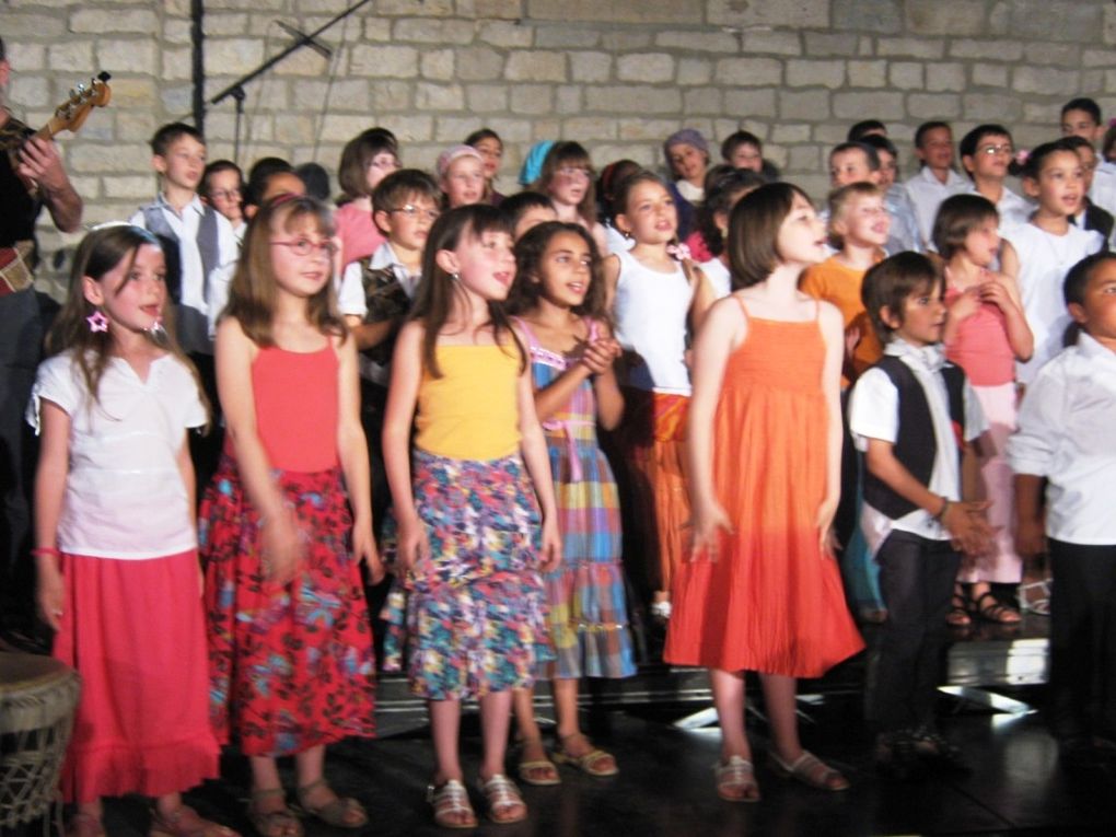 Spectacle "chants du voyage"
par les élèves du CP au CM1 le 30 mai 2011. Coordonné par Myriam Lacroix du concervatoire de musique de Dole. Un tour du monde en chansons...