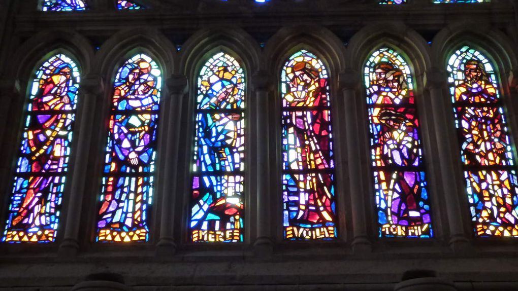 Apéro à l'abri ! Eglise de Guenrouet avec ses magnifiques vitraux, un pour chaque saint et sa ville !!