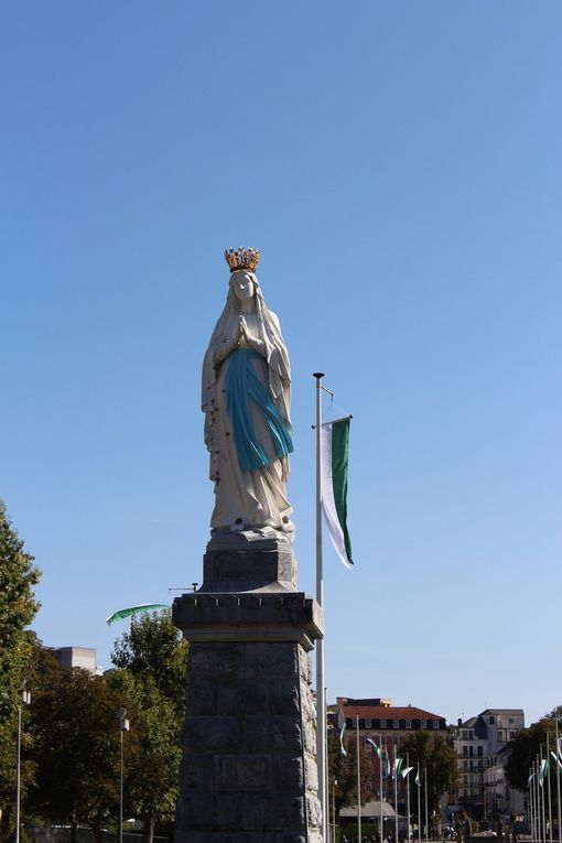 Plus tard nous irons découvrir la basilique souterraine Pie X dans laquelle se prépare une grande célébration