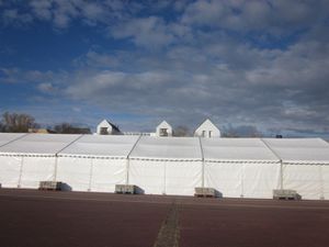 Sous le chapiteau et aux alentours