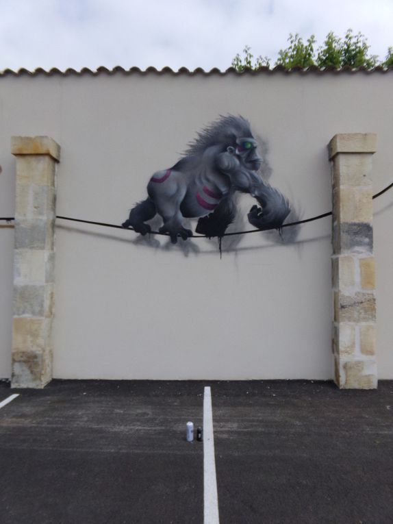 Bombes sur les murs et pinceaux sur toile pour allez de la pénombre à la clarté.