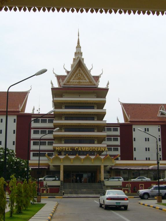 Une visite dans Phnom Penh, remarquable capitale du Cambodge. Au hasard des rues et des rencontres, j'ai photographié des lieux, des monuments et des personnes (avec leur autorisation toujours), des temples et des Bouddhas, la nature exubérante sou