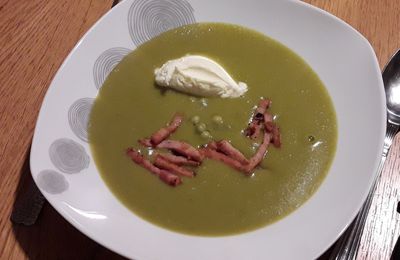 VELOUTE AUX PETITS POIS ET SA QUENELLE DE PARMESAN