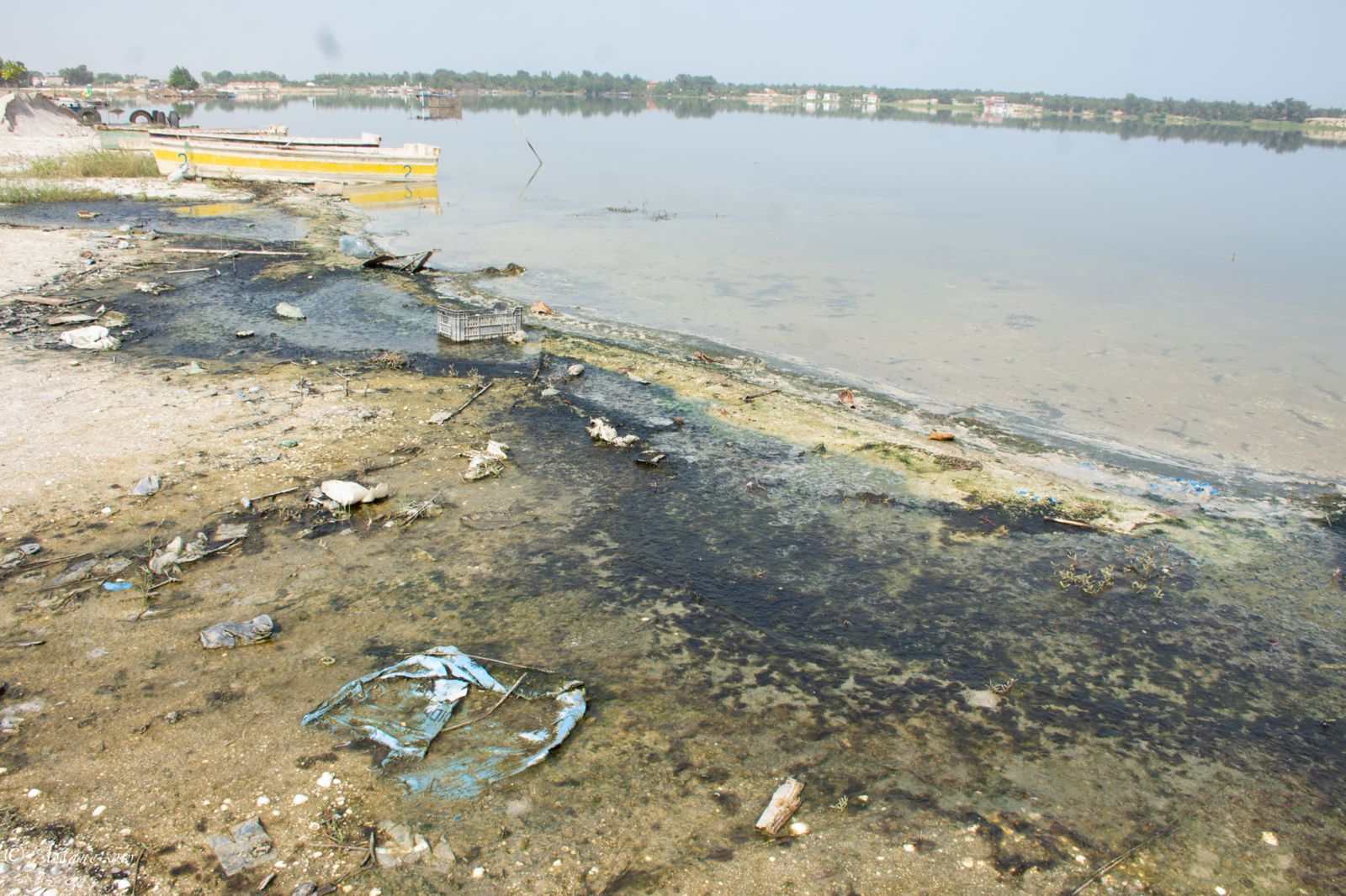 LE LIT DU LAC "ROSE" POLLUÉ PAR LES EAUX USÉES PROVENANT DE KEUR MASSAR ALMADIES ll, KOUNOUNE.