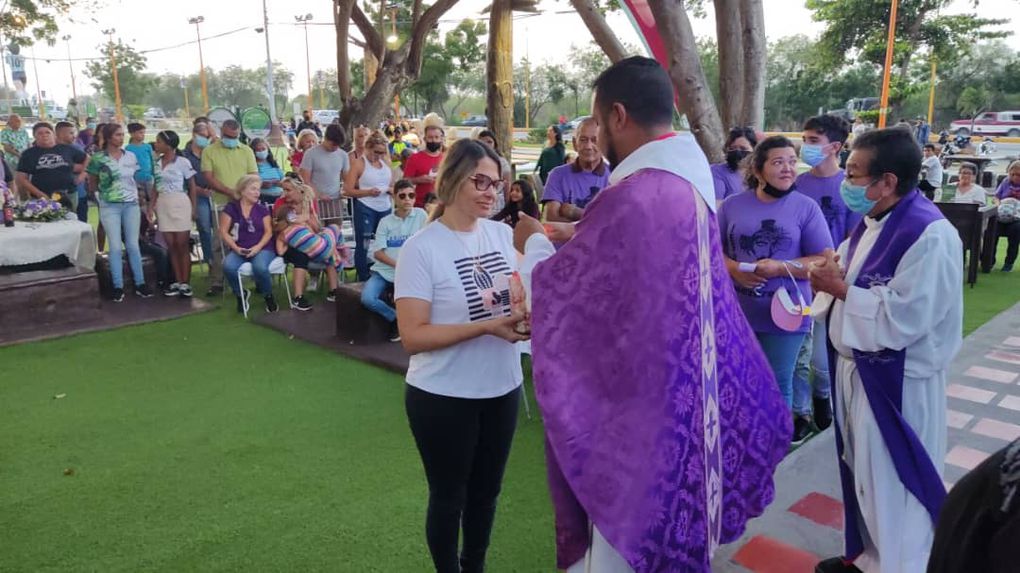 Familias acompañaron al Nazareno con fe y esperanza en el Polideportivo de Puerto Cabello (+Fotos)