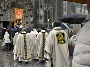 La procession du pardon de Saint-Corentin à  Quimper ... sous la pluie