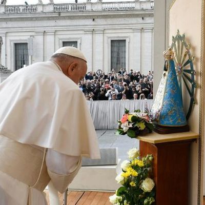 8 mai : Le Pape demande l'intercession de Marie pour la paix dans les pays en guerre 