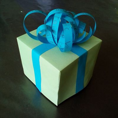 Confection  d'un paquêt cadeau surprise tout en pliage papier pour la fête des pères