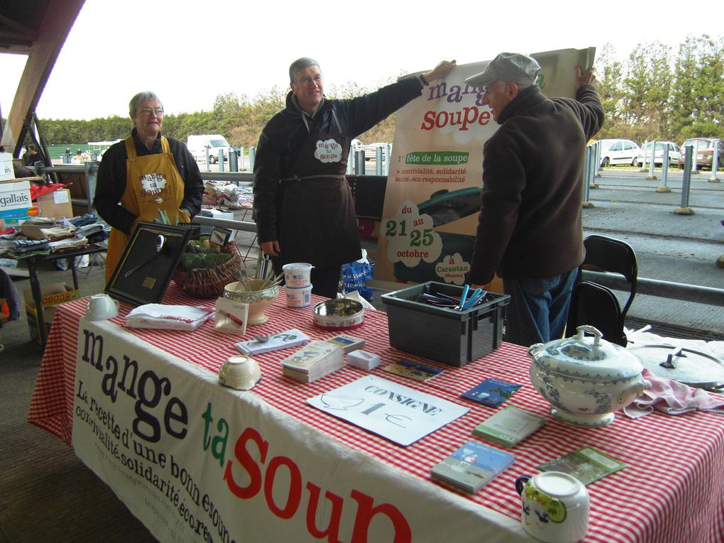 Dimanche 2 mai - Carentan
A partir de 7h30 l'association "Mange ta soupe !" a remis les couverts dans l'ambiance de la foire au Rafrot afin d'offrir sa célèbre convivialité et chaleur autour d'une bonne soupe. Soupe au poireau et pomme de terre !