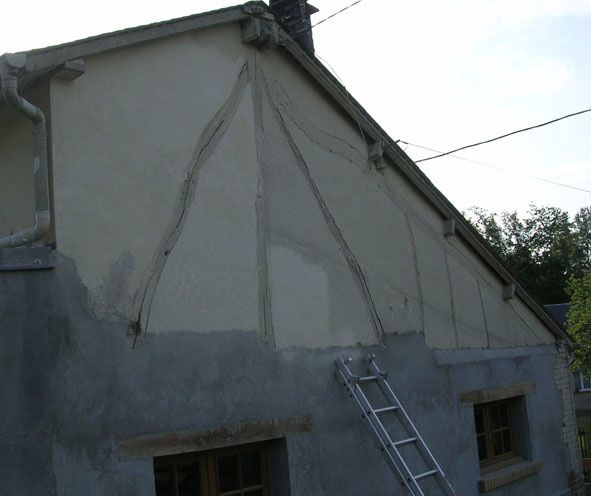 Reconstruction du pignon de la maison.