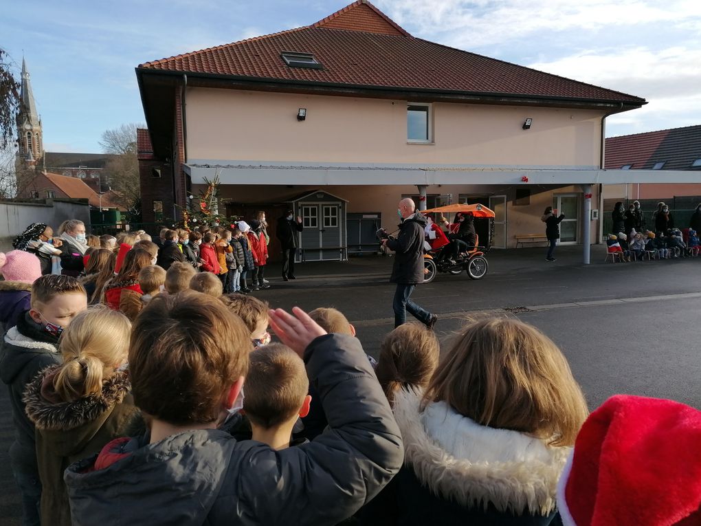 Le père Noël et son orchestre, sont venus à la rencontre des enfants à l'école, aidés par les elfes de Magots en Fëte pour distribuer des friandises. !!