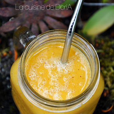 Smoothie à l'orange, brugnons et kiwi