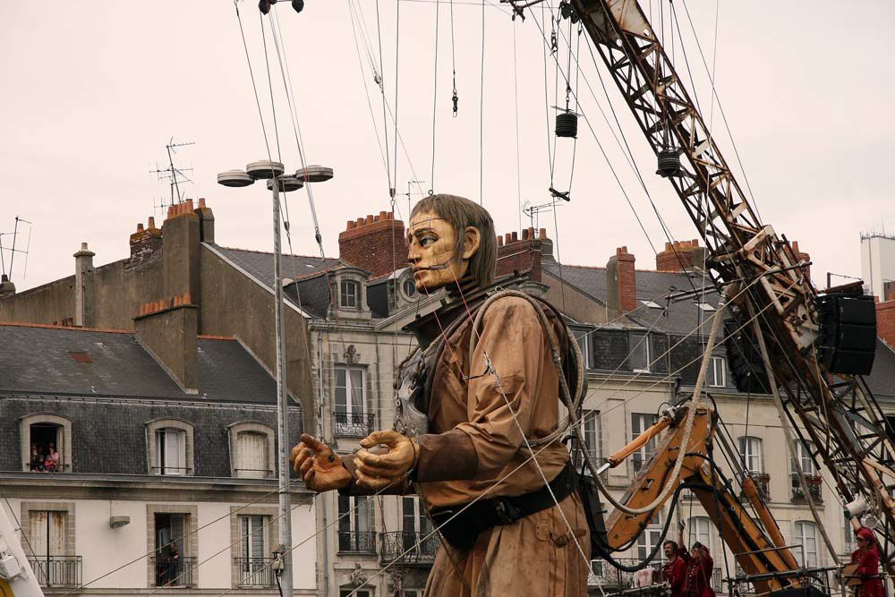 La petite géante du Titanic et le scaphandrier - Nantes 2009 Royal de Luxe - Journee 1