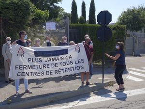 POUR LA FERMETURE DES CRA