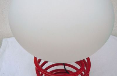 Lampe spirale métal laqué rouge Ingo Maurer vers 1970