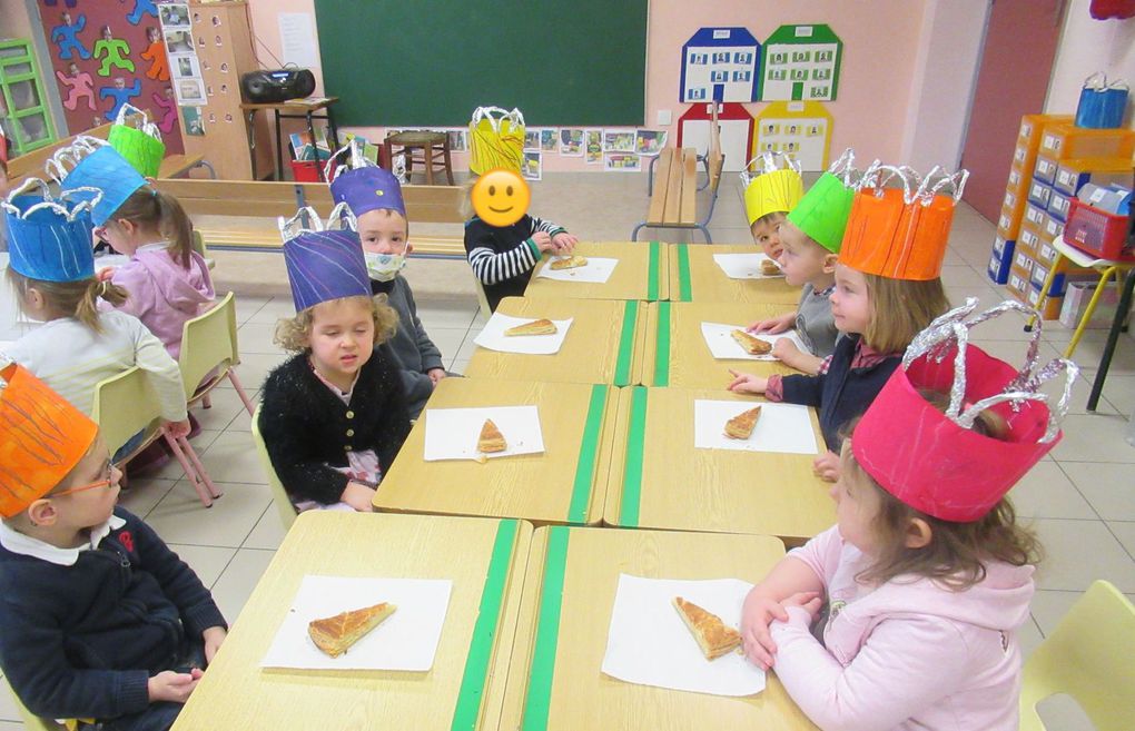 Les enfants dégustent la galette !