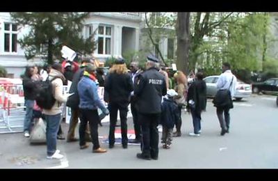 Drapeau français brulé lors d'une manifestation à Hamburg en Allemagne