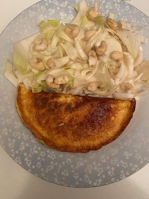 Omelette au fromage avec salade d'endives et noix de cajou