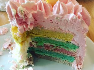 Gâteau d’anniversaire rose, crème au beurre à la meringue Suisse