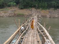 Pirogues et radeaux ou ponts de bambou