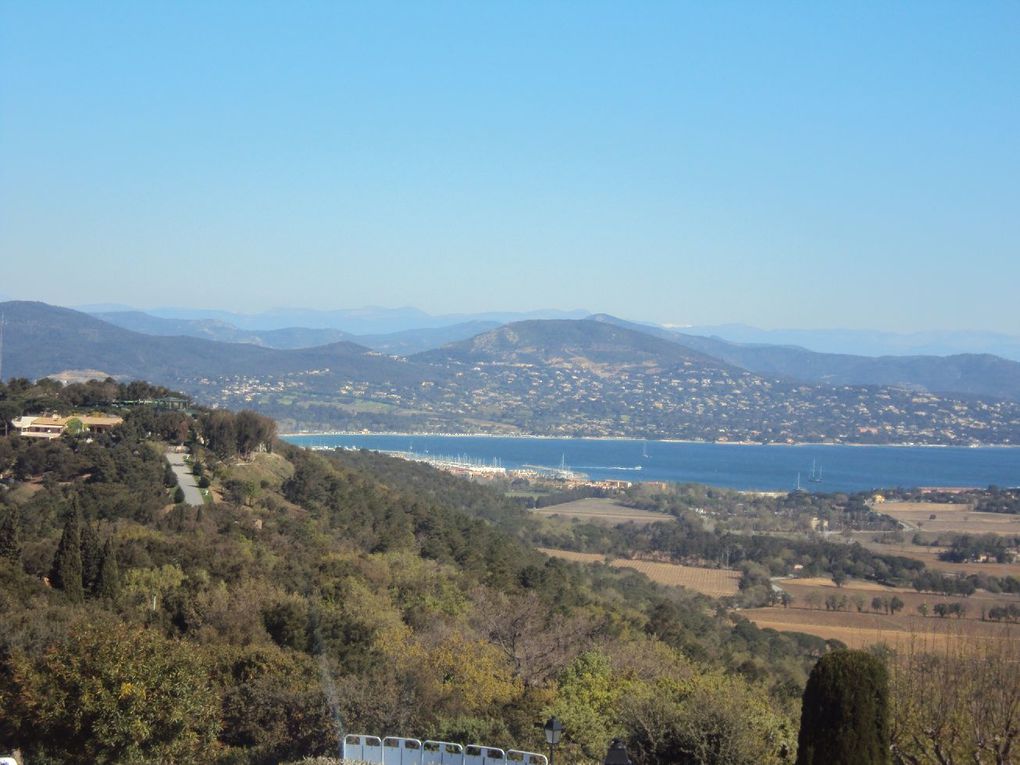 Voyage fabuleux et surnaturel dans la République du Kon Tiki... Village polynésien à 3km de St Tropez.
De notre hutte plantée sur la plage, à l'ombre des palmiers, nous avons vécu ces vacances de Pâques 2012 comme un rêve éveillé.