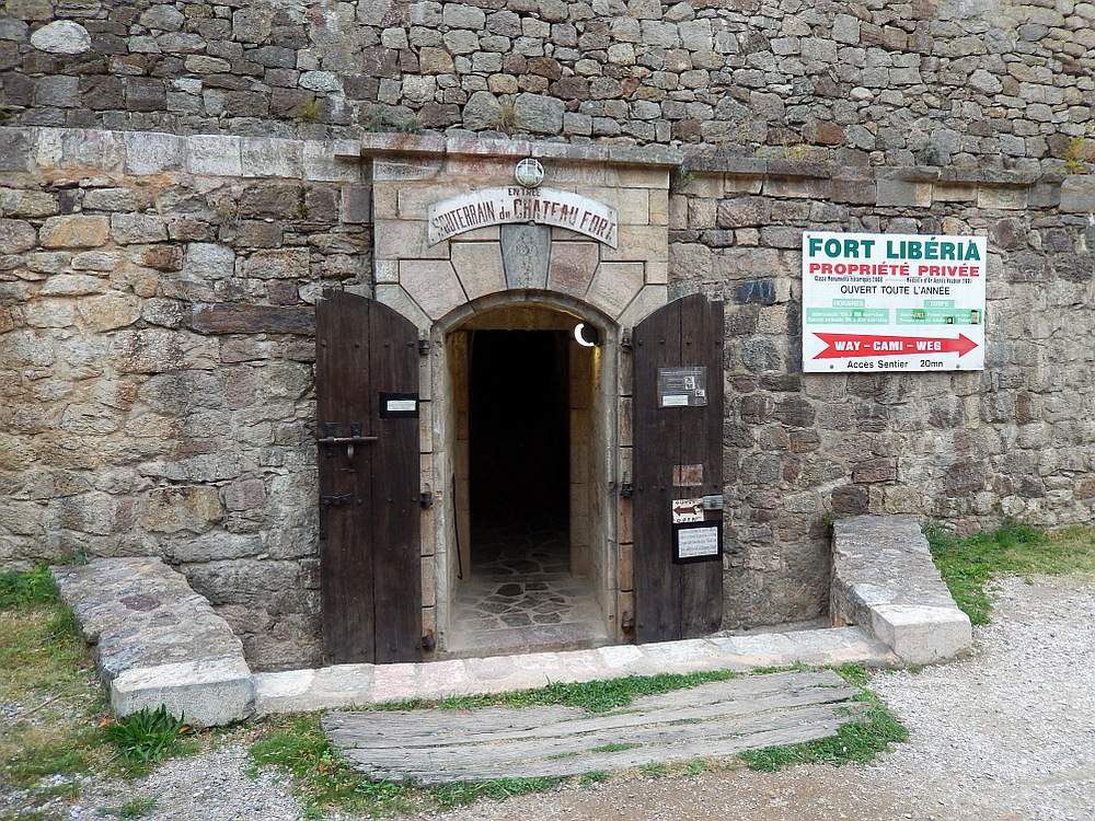 Une cité exceptionnelle de la vallée du Conflent, construite en "marbre rose de Villefranche"