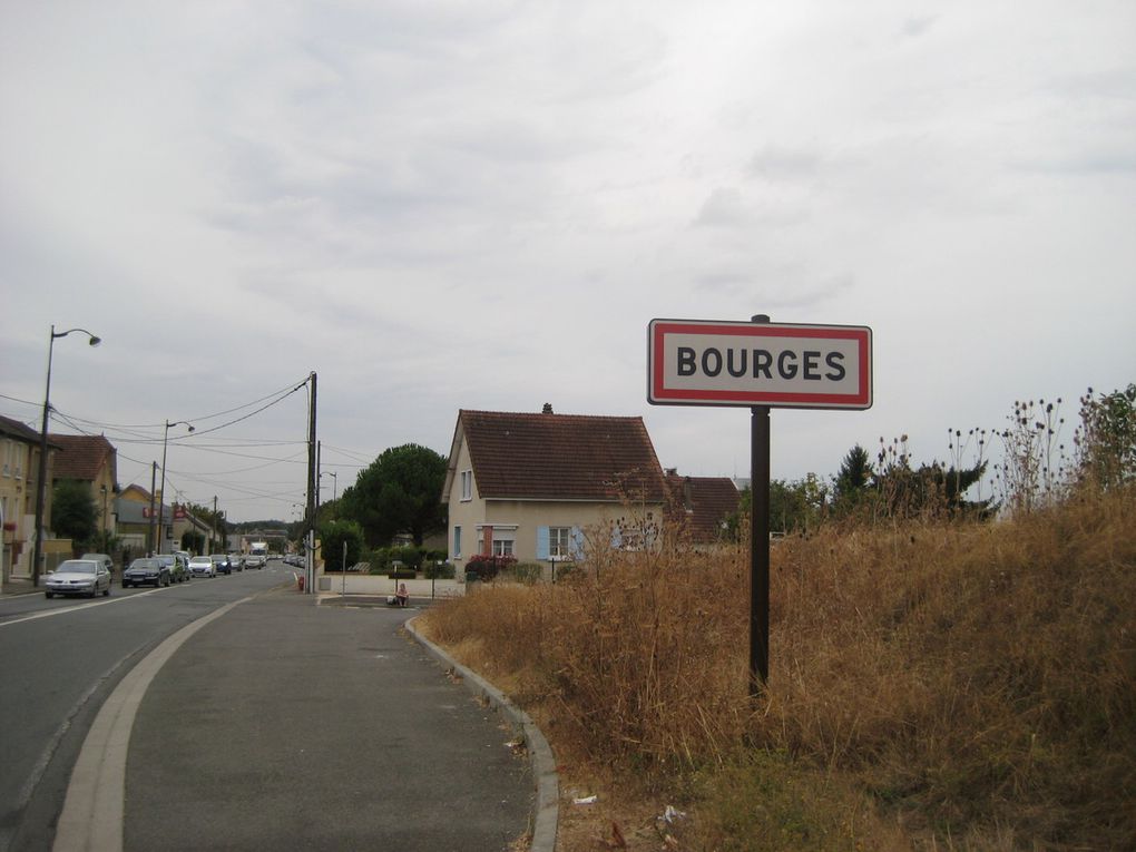 En quittant le canal, je traverse des km de campagne monotones pour arriver à Bourges.