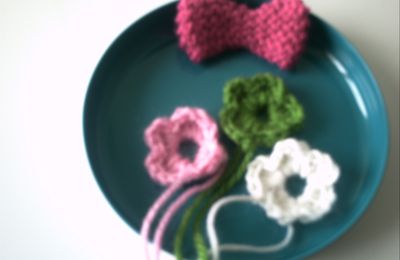 Décorer ses tricots: fleurs et noeuds en laine;
