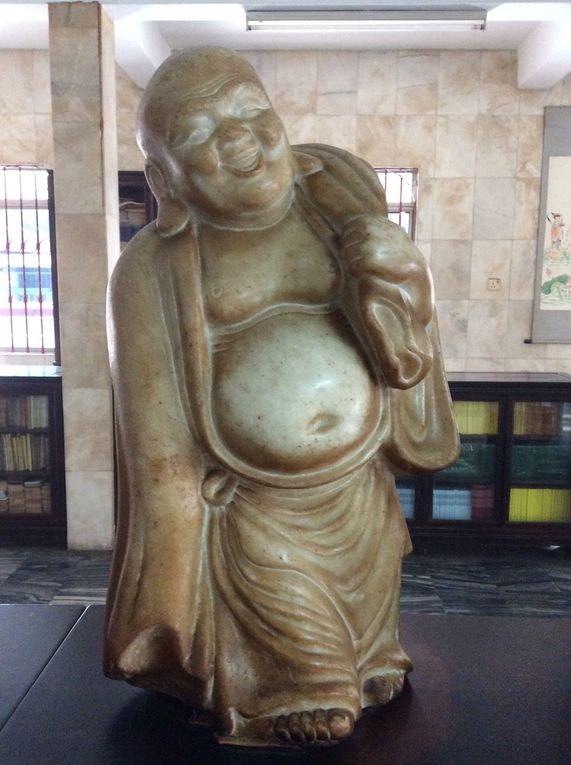 Temple bouddhiste mon préféré: spacieux, tranquille et en très bonne compagnie avec ces dernières statues!