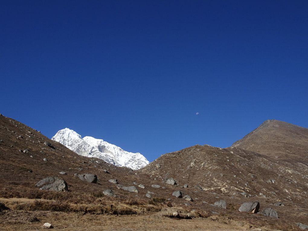 Passerelles, troupeaux de Yaks et paysages pendant la remontée de cette immense vallée