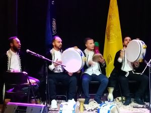 Reproduction d'un vêtement amazigh que les femmes portent lors des mariages et groupe Issawa