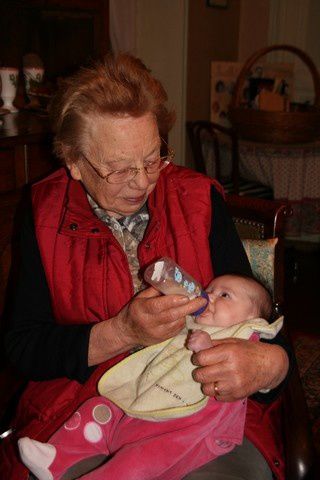 Je vous laisse découvrir nos premières vacances en Bourgogne. Un vrai moment de bonheur pour notre arrière grand mamie qui a bien profité de moi et de ma petite soeur.