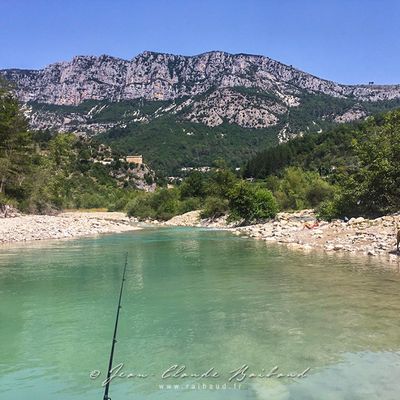 Baignade dans l'Estéron pour les filles, pêche pour moi