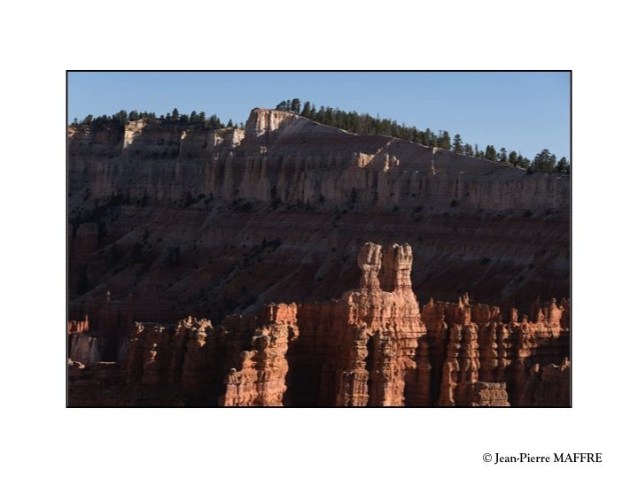 D'une superficie de 145 km2, le parc est renommé pour ses formations géologiques composées de roches colorées aux formes coniques et âgées de dizaines de millions d'années.