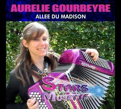 aurélie Gourbeyre, une grande et jeune accordéoniste française née à Ambert et qui multiplie les apparitions