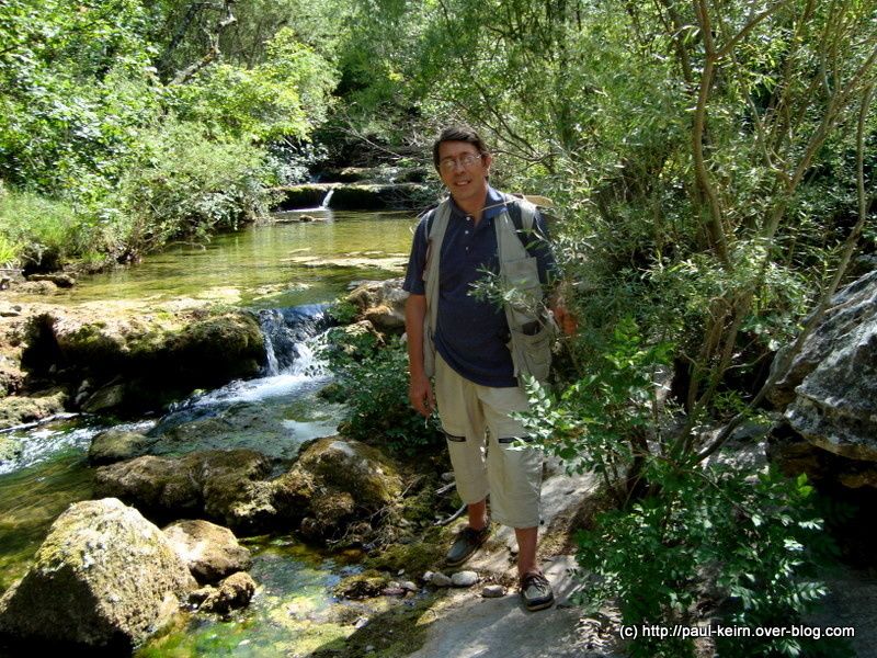 En remontant une petite rivière du var, encaissée entre des falaises, au coeur d'une nature encore sauvegardée...