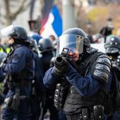 Le vrai visage d'Emmanuel Macron : la répression policière et judiciaire d'une année de Gilets jaunes dans la rue (2018 - 2019) 