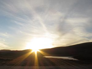 Alors ça mes amis, c'est le plus joli bivouac du monde. 13km de piste pour arriver sur un plateau entouré de collines au milieu de on sait pas trop ou mais pas quelque part en tous cas. Un beau coucher de soleil ça fait des belles photos !
