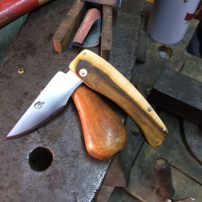 Création couteau pliant en pistachier