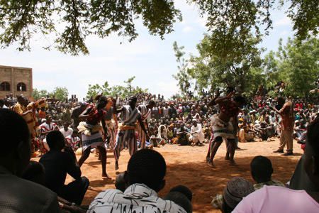 Voici 88 photos prises le dimanche 2 juillet 2006 lors de la f&ecirc;te du chef du village de Zorgho au Burkina Faso.<br /><br /><span style="font-size: 10pt; font-family: Arial;"><font size="1" style="color: rgb(255, 153, 0);"><a href="http://www.ecole-de-tenso-au-burkina.net ">&copy; www.ecole-de-tenso-au-burkina.net </a><br />Tous droits photos reserv&eacute;s</font></span>