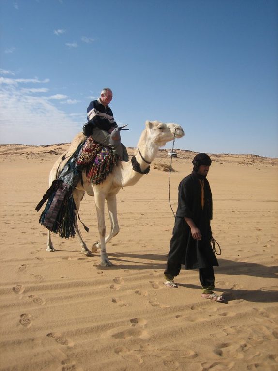 Voyage d'étude géobiologique dans le désert de l'Akakus en Décembre 2006 (pas chaud la nuit >-5°C et 30°C à midi)
aussi voyage à l'intérieur de soi...
énergies intéressantes....