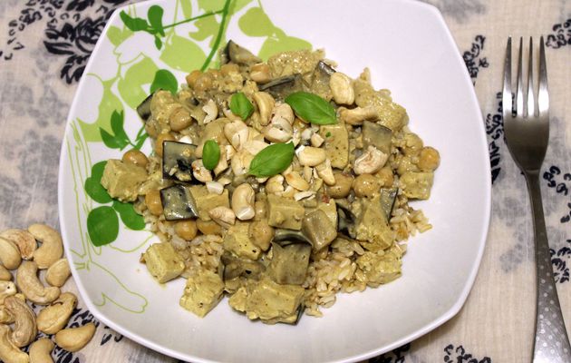 Curry d'aubergine au lait de coco, tofu et noix de cajou