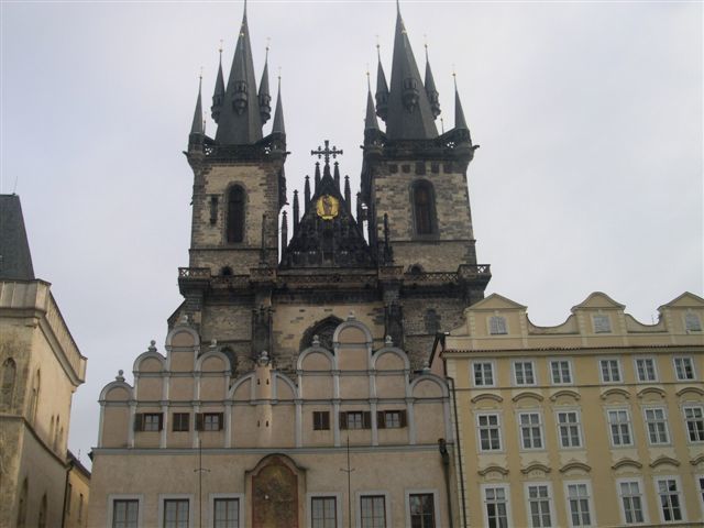 le chateau de Prague, la cathédrale St Guy, la basilique St Georges, la tour poudrière le pont St Charles et les tours du pont de Mala Strana petit coté et de la vielle ville,la place de la vielle vielle ainsi que l'horloge astronomique de l'hôte