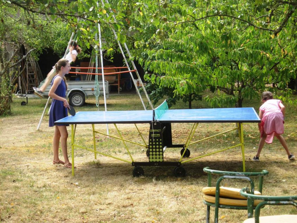 Quelques moments choisis, au travail, à la popotte, aux jeux, bref, la vie quotidienne quoi. Encore merci à Paola !