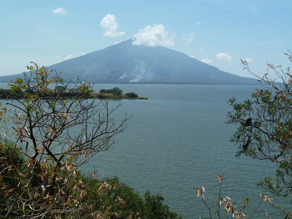Une semaine sur l'île d'Ometepe du 15 au 22 avril 2011.
L'île d'Ometepe située sur le lac de Nicaragua est la plus grande île entourée d’eau douce du monde. Elle est constituée de deux volcans: Conception (1610m) et Maderas (1394m). Nous avon