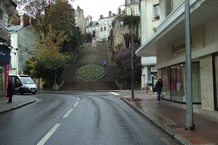 Blois centre ville - au croisement de la rue Denis Papin et de la rue Haute le sens interdit est invisible ! 