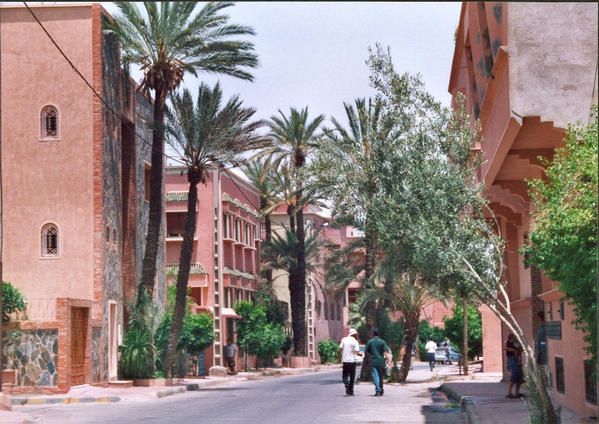 Un petit tour par Essaouira, une excursion dans la vallée de l'Ourika, Rabat et sa nécropole Chella, et enfin Marrakech avec son jardin Marjorelle, sa Ménara, la palais Badii, la palmeraie, la place Jama el Fna, les souks ...