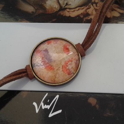 Fait mains en france,aquarelle d isabelle k,artiste peintre,rouge marron beige violet,bracelet cordons daim,chainette rallonge,fermoir mousqueton laiton bronze,cabochon rond 25mm,femme homme unisex,boho bobo gothique punk,art porte porter de l art,abstrait art deco,cadeau fete anniversaire