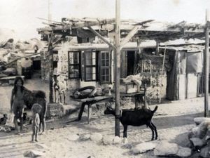 j'ai retrouvé ces photos de la famille, de la maison avec la chêvre, le transport du bois dans les rochers, la fabrication des pots !