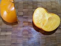 2 - Peler le kiwi, couper les deux extrémités, puis couper en 2 dans le sens de la longueur et en tranches moyennes. Laver et couper la pomme en deux, puis en quarts. Oter le trognon de 2 quartiers et les tailler en feuille comme sur la photo et bien citronner pour éviter l'oxydation de la pomme. Laver et équeuter les fraises et les couper en lamelles dans le sens de la hauteur. Laver et peler le kaki, le couper en quarts et tailler en fines tranches.   